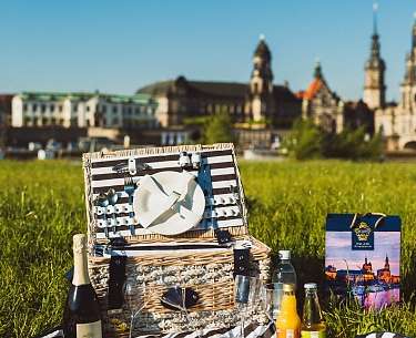girl gfa69b396e 1920 Mädchen beim Picknick auf einer Decke