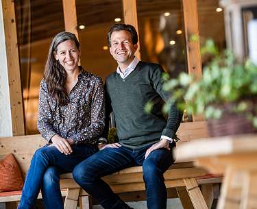 Zwei Gastgeber sitzen in ihrem Romantik Hotel Zwei Gastgeber sitzen in ihrem Romantik Hotel