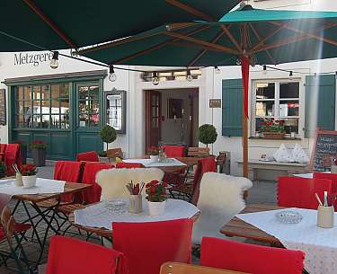 Guests in Romantik Hotel Der Millipp Beer garden
