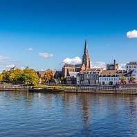 St. Martinus-Kirche (de Sint-Maartenskerk) am Maasufer in der niederländischen Stadt Maastricht