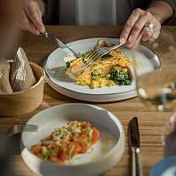 KONTRAST 5 Parmesaneis grau 1 v2