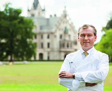 Spitzenkoch Toni Mörwald steht vor dem Mörwald Romantik Hotel Schloss Grafenegg Spitzenkoch Toni Mörwald steht vor dem Mörwald Romantik Hotel Schloss Grafenegg