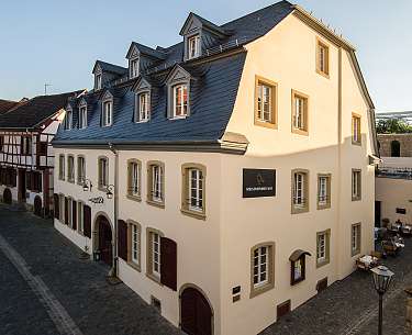 Freilichtbühne Blick auf ein Hotel und seine Open Air Bühne