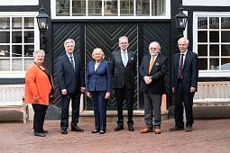 Das neu gewählte Präsidium im Garten des Zehntkellers in Iphofen. 