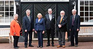 Das neu gewählte Präsidium im Garten des Zehntkellers in Iphofen. 