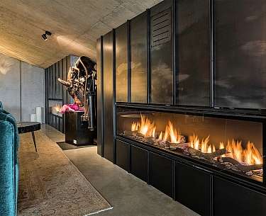 Kaminzimmer Lartor Bick auf einen modernen Kamin