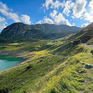 Landschaft und Bergsee in Österreich