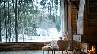 Pärchen läuft Hand in Hand vor Bergkulisse