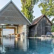 Een romantisch chalet met privézwembad in de natuur 