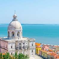 Blick auf eine Küstenstadt am Meer in Portugal