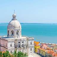 Blick auf eine Küstenstadt am Meer in Portugal Blick auf eine Küstenstadt am Meer in Portugal