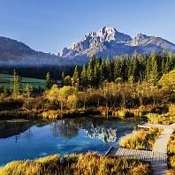 Seeblick mit Berglandschaft in Slowenien 
