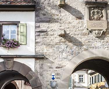 Altstadt Fassaden & Rundbogen Blick auf eine Fassade und einen Rundbogen in der Altstadt von Volkach