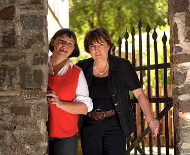 Bauherrinnen und Gastgeberinnen Bettina (li.) und Christiane Kohl Bauherrinnen und Gastgeberinnen Bettina (li.) und Christiane Kohl