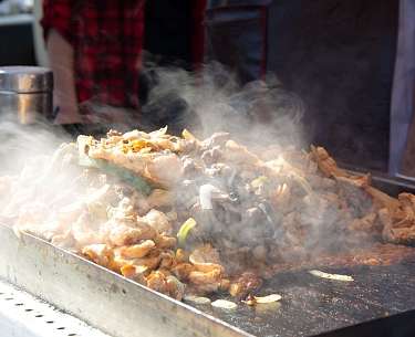 Grillen auf einer Edelstahlplatte Grillen auf einer Edelstahlplatte
