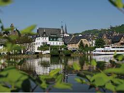 Bellevue an der Mosel Blick auf Bellevue an der Mosel bei schönem Wetter