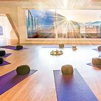 Yoga und Retreats Blick auf ein Yoga Studio und ein Fenster mit Sonne und schönem Ausblick