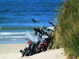 Nordseeküsten Radweg Blick auf Fahrräder im Sand an der Nordsee