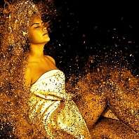 Badehaus Spa Night Ladies Special Eine Frau sitzt mit Handtüchern umwickelt in einer Sauna und um sie herum fliegen Glitzerpartikel