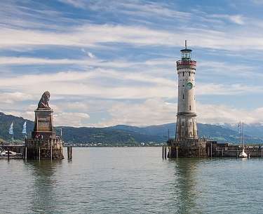 Lindau Bodensee Blick auf einen Leuchtturm im Bodensee