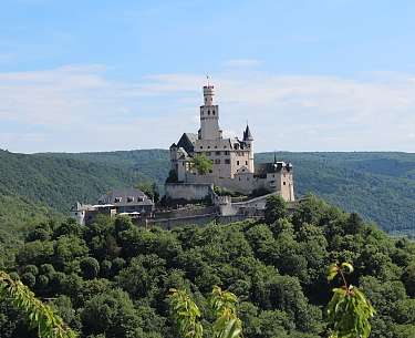 Marksburg Braubach Blick auf eine Burg bei schönem Wetter