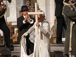 Salzburger Festspiele Das Stück Jedermann mit einer Schauspielerin, die ein Kreuz trägt