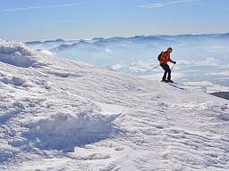 Abfahrt Skifahren Person, die im Schnee Ski fährt
