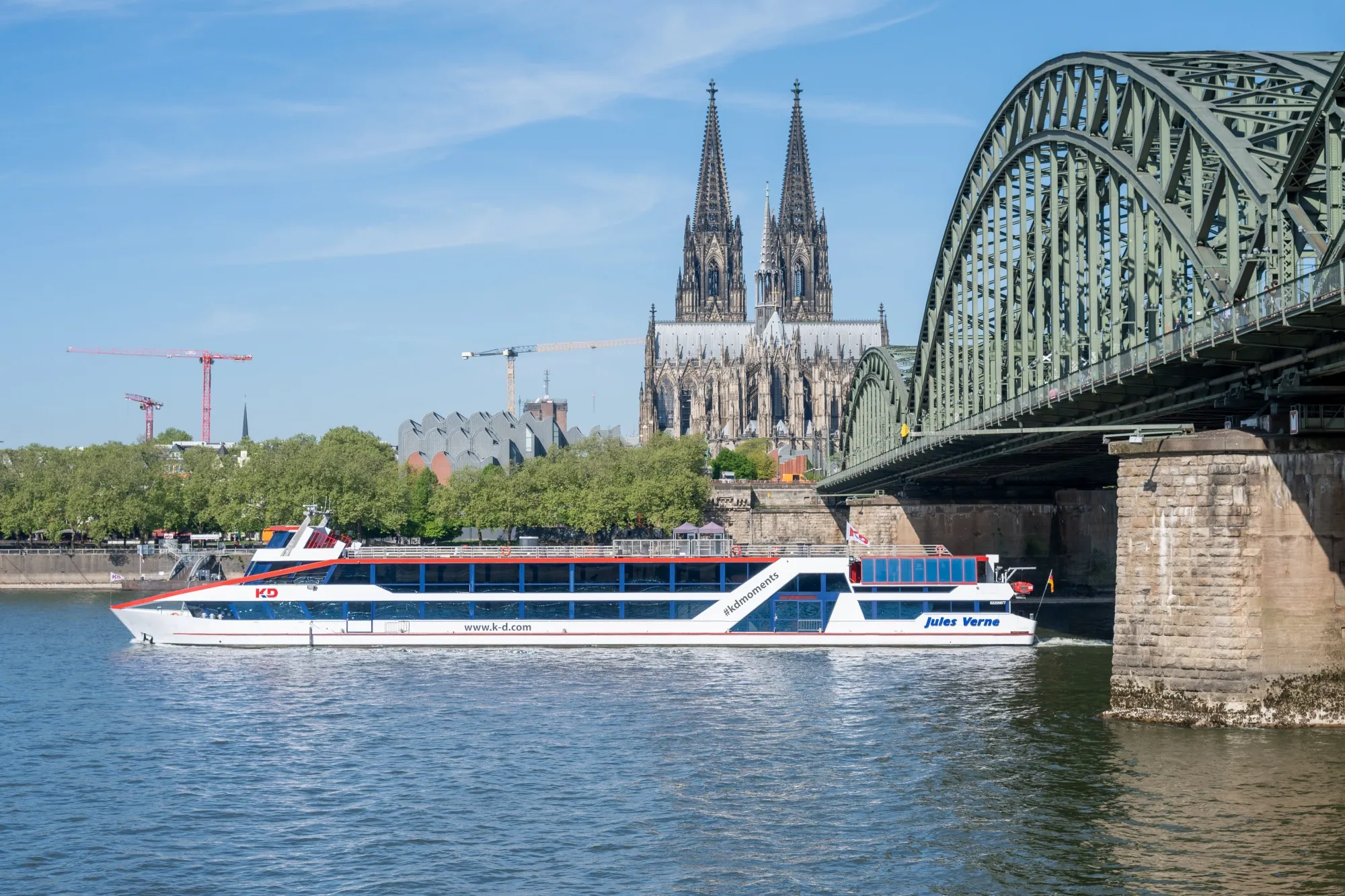 Schiff auf dem Rhein vor dem Kölner Dom