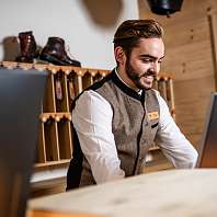 Mitarbeiter am Empfang