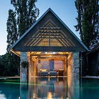 Ein romantisches Chalet mit privatem Außenpool in der Abendstimmung  Ein romantisches Chalet mit privatem Außenpool in der Abendstimmung