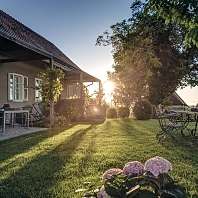 Der Garten eines romantischen Chalets bei Sonnenaufgang  Der Garten eines romantischen Chalets bei Sonnenaufgang