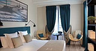 Ein Stilvoll eingerichtetes Hotelzimmer in einem schönen Hotel in Frankreich 