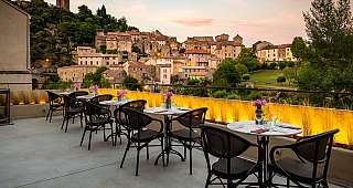 Eine Außenterrasse eines schönen Hotels in Frankreich an einem Sommerabend 