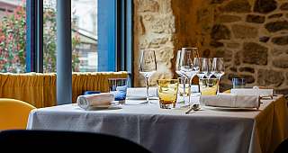 Ein Stilvoll eigedeckter Tisch in einem schönen Hotel in Frankreich 