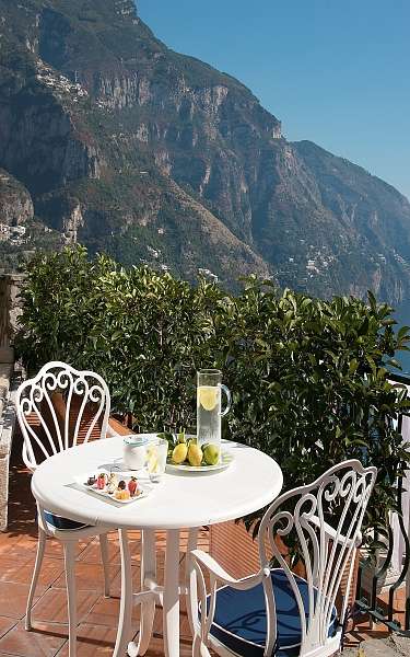 Auf einer Terrasse eines schönen Hotels in Frankreich wurde Frühstück serviert Auf einer Terrasse eines schönen Hotels in Frankreich wurde Frühstück serviert