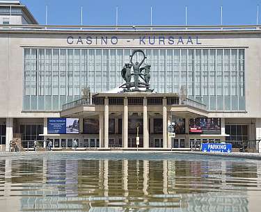 Casino Kursaal Ostende Blick auf einen Brunnen und das Casino Ostende