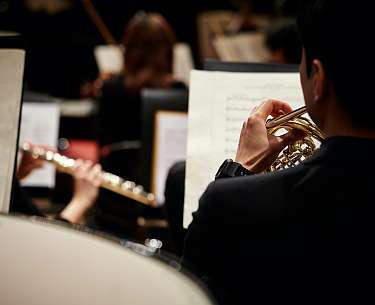 Orchester Blick auf ein Notenbuch bei einem Konzert