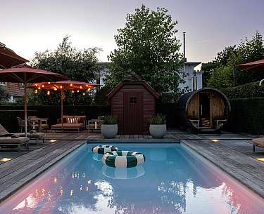 Outdoor pool in Romantik B&B Zonnehuis