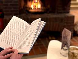 Buch und Kamin
