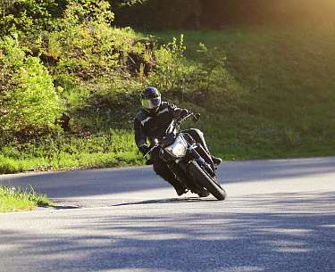 Motarradfahrer auf kurviger Strecke Motarradfahrer auf kurviger Strecke