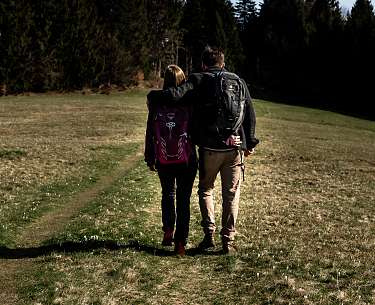 Wandertrilogie Allgaeu Wiesengaenger Kurz vor der Fatimakapelle nahe der Eingangsstele copyright Allgaeu GmbH Erika Duerr Wandertrilogie Allgaeu Wiesengaenger Kurz vor der Fatimakapelle nahe der Eingangsstele copyright Allgaeu GmbH Erika Duerr