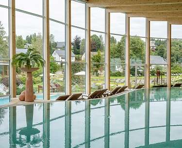Spabereich Deimann Blick auf einen Indoor-Pool im Wellnesshotel Deimann