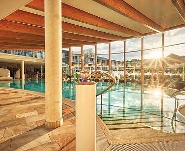 Spabereich Deimann Blick auf einen Indoor-Pool im Wellnesshotel Deimann