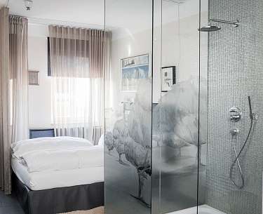 Doppelzimmer mit Rain Dance Dusche Doppelzimmer mit Rain Dance Dusche