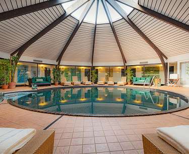 Wellness Romantik Hotel Fasanerie indoor pool mit liegen und gewölbtem Dach