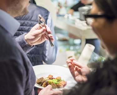 Küchenparty Tisch mit vielen Leckereien