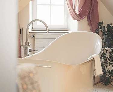 Freestanding bathtub