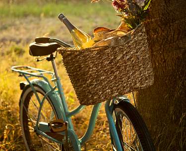 Pättkestour Fahrrad mit gefülltem Picknickkorb