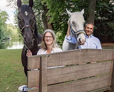 Christiane und Heiko Löfken Christiane und Heiko Löfken mit zwei Pferden im Garten des Romantik Hotel Hof zur Linde