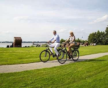 Radfahren im Ammerland Zwei Radfahrer im Ammerland